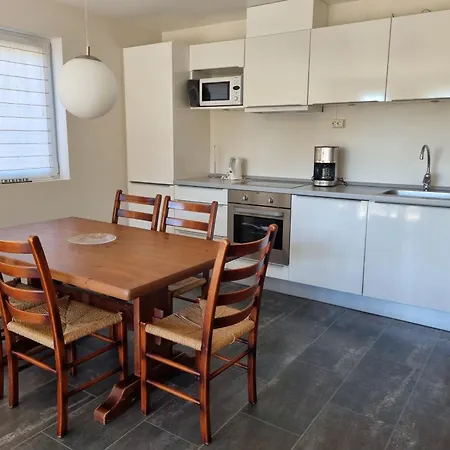 Apartment Hausvikstranda Lyngdal